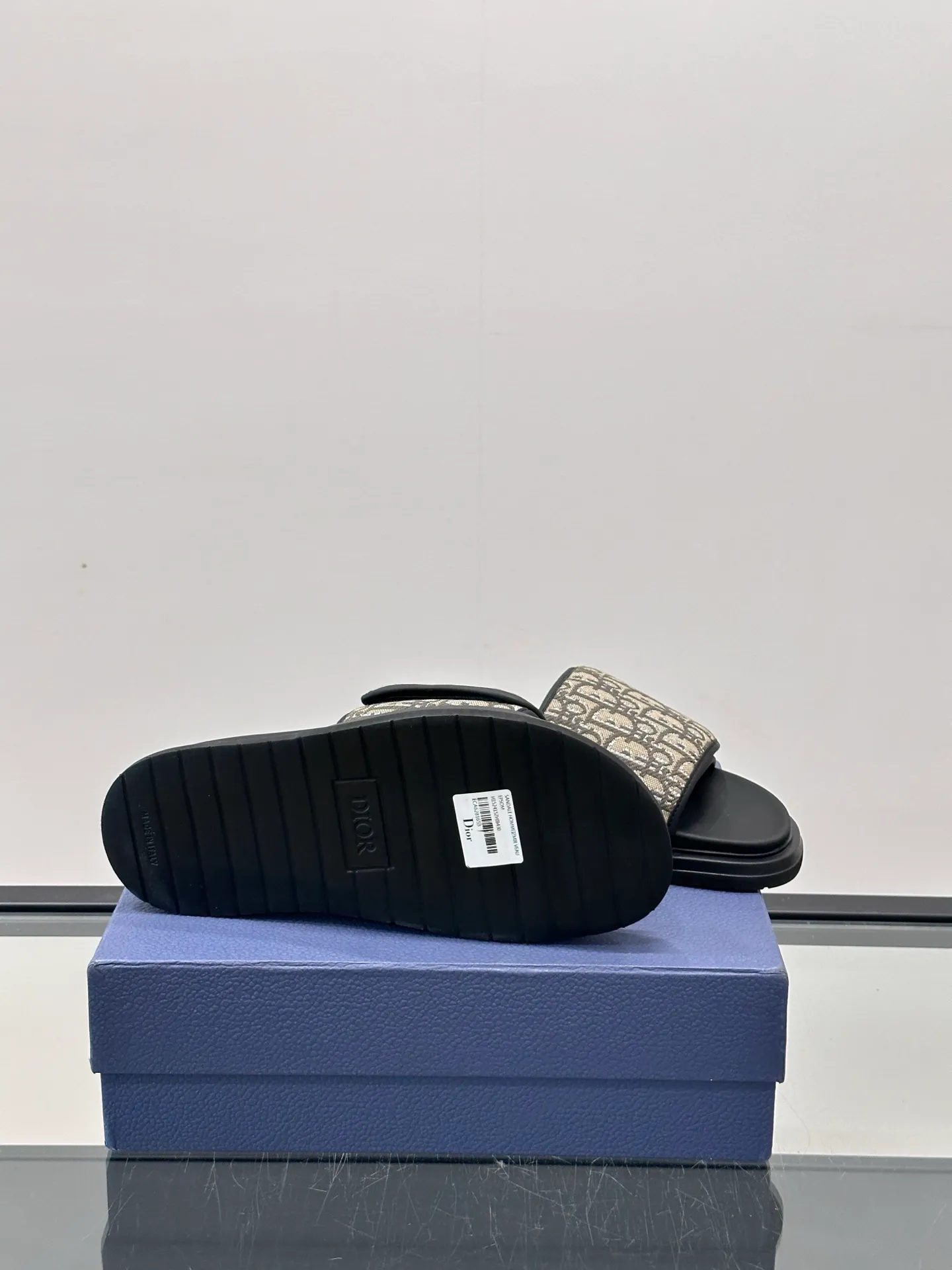 Factory price: 280💰𝐂𝐡𝐫𝐢𝐬𝐭𝐢𝐚𝐧 𝐃𝐢𝐨𝐫 Dior's latest popular sandals, classic upgraded Velcro sandals, original replicas, super durable and versatile, very comfortable on the feet, slimming and white, original cowhide leather upper, sheepskin lining Original d hardware buckle Original molded T men's shoes 💰U outsole Size: 38-44 (.45.46 customized)